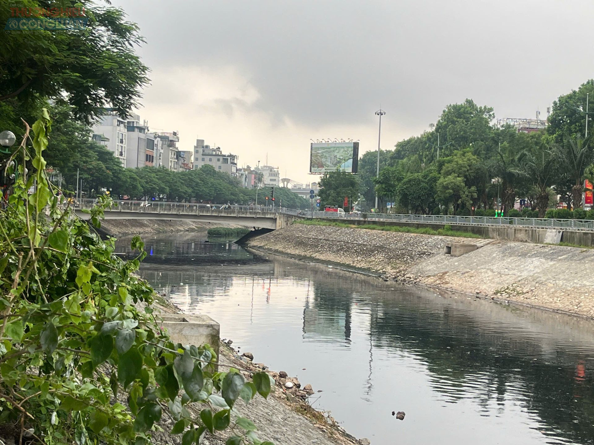 Sông Tô Lịch dài khoảng 14 km, chảy qua các quận Đống Đa, Cầu Giấy, Ba Đình, Hoàng Mai và Thanh Trì của Hà Nội. Nhiều năm nay, dòng sông rơi vào tình trạng ô nhiễm nghiêm trọng, nước đen đặc, bốc mùi hôi thối liên tục, gây ảnh hưởng nặng nề đến đời sống người dân hai bên bờ và làm xấu đi mỹ quan đô thị.