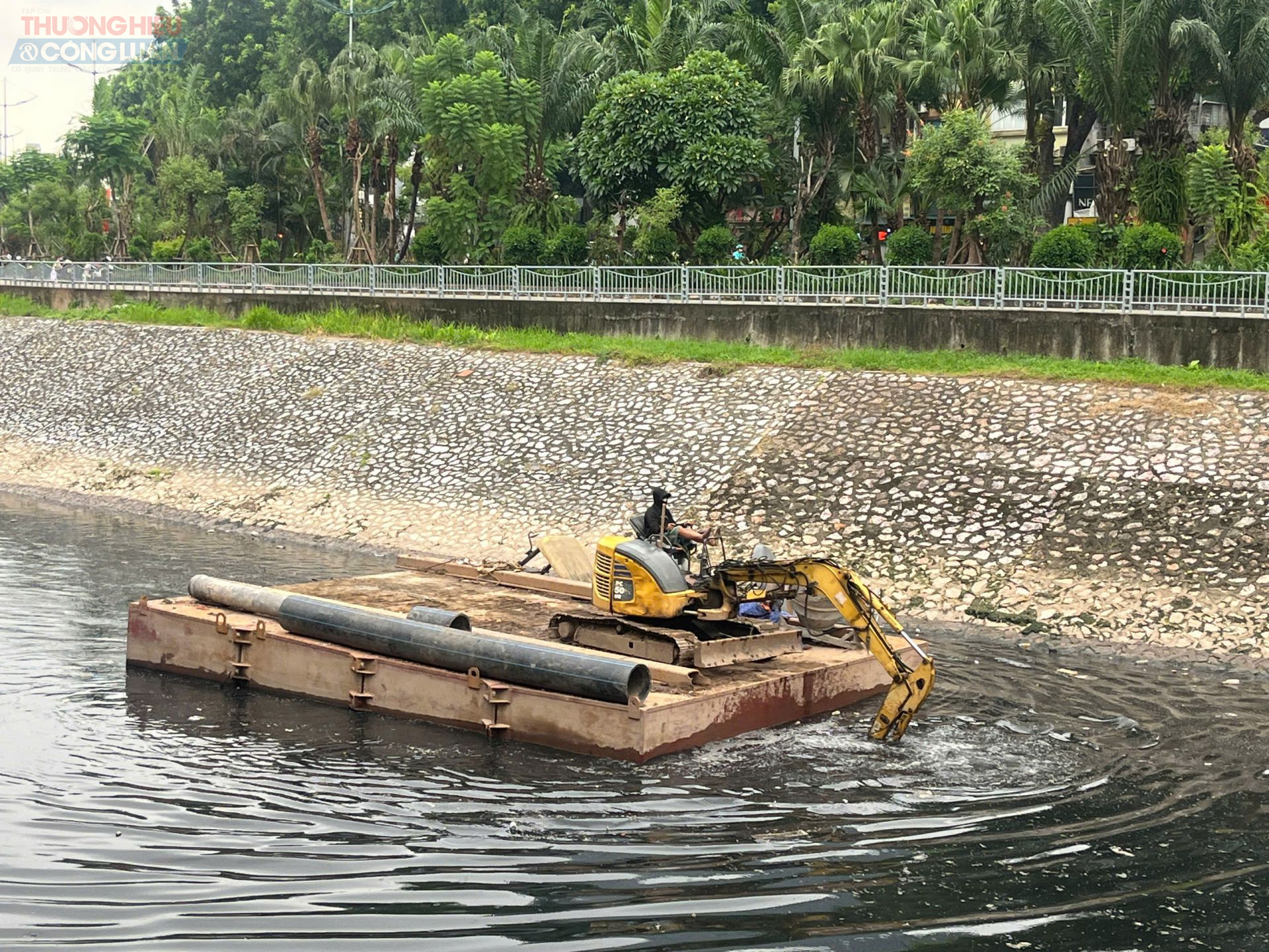 Song song với việc sửa chữa và gia cố hệ thống kè, công tác nạo vét lòng sông cũng đang được triển khai khẩn trương nhằm đảm bảo dòng chảy thông suốt và nâng cao hiệu quả cải tạo môi trường.