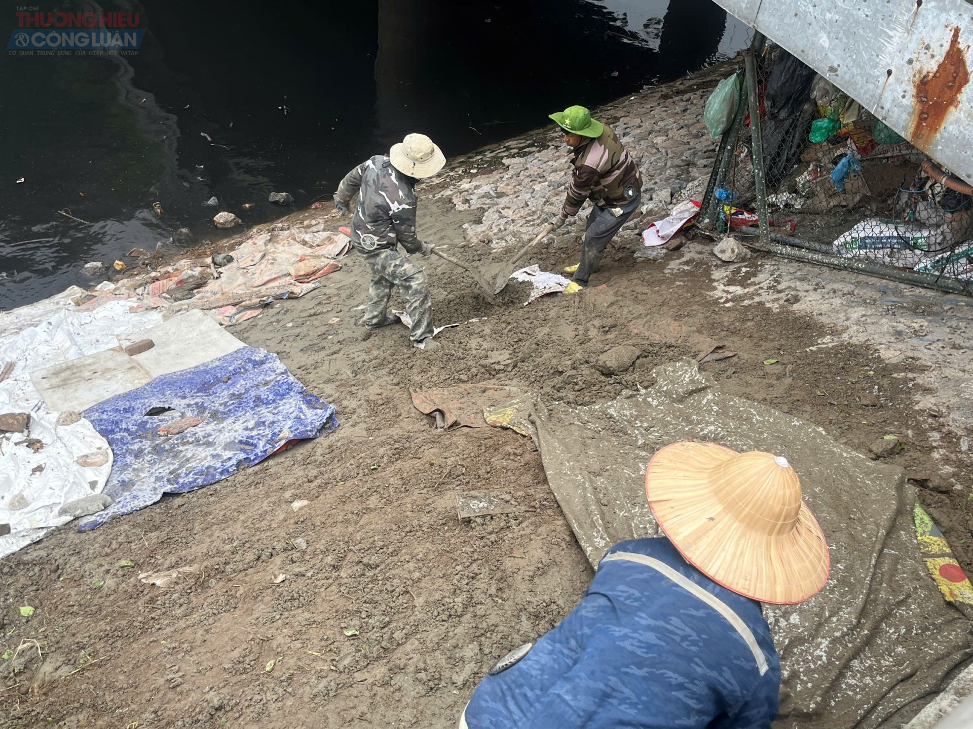 Tại bờ kè dọc sông Tô Lịch đoạn nằm cạnh phố Nguyễn Khang, công nhân đang khẩn trương sửa chữa, làm mới bằng kè đá những vị trí đã hoàn thành sửa chữa.