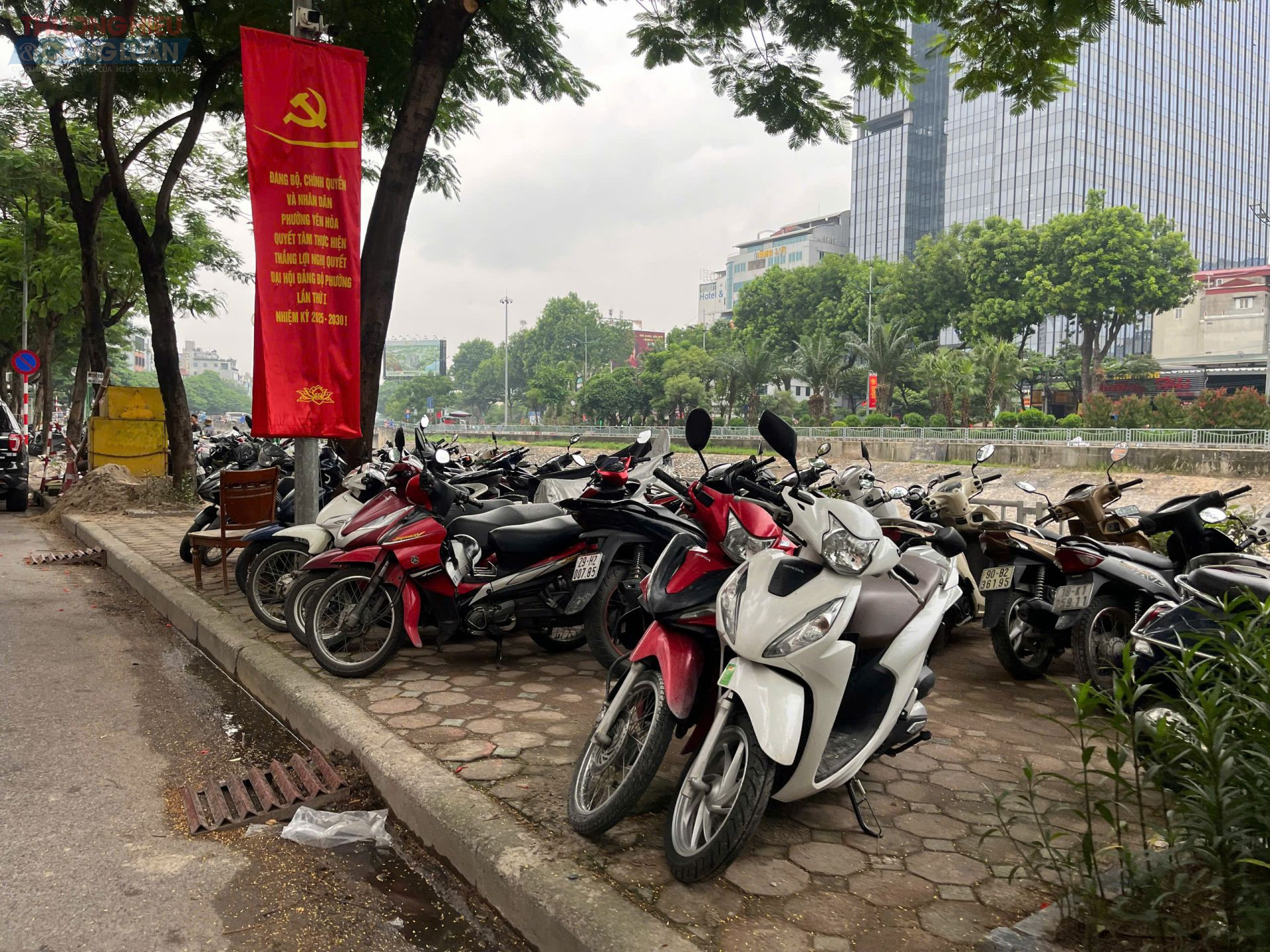 Nhiều phần vỉa hè, thậm chí bờ sông được trưng dụng làm bãi đỗ xe ôtô, xe máy. Hình ảnh ghi nhận trên đường Nguyễn Khang.