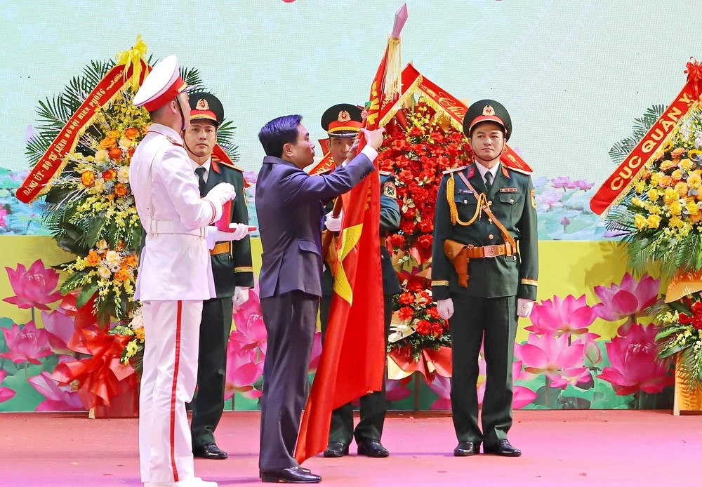 Thừa ủy quyền của Chủ tịch nước CHXHCN Việt Nam, Bí thư Tỉnh ủy Nguyễn Doãn Anh đã gắn và trao Huân chương Bảo vệ Tổ quốc Hạng Nhất cho Lực lượng vũ trang tỉnh Thanh Hóa. Thừa ủy quyền của Chủ tịch nước CHXHCN Việt Nam, Bí thư Tỉnh ủy Nguyễn Doãn Anh đã gắn và trao Huân chương Bảo vệ Tổ quốc Hạng Nhất cho Lực lượng vũ trang tỉnh Thanh Hóa.