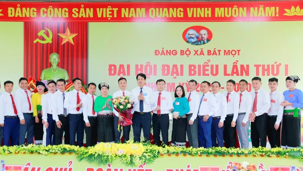 Trưởng Ban Tuyên giáo và Dân vận Tỉnh ủy Đào Xuân Yên tặng hoa chúc mừng Ban Chấp hành Đảng bộ xã Bát Mọt, nhiệm kỳ 2025-2030. Trưởng Ban Tuyên giáo và Dân vận Tỉnh ủy Đào Xuân Yên tặng hoa chúc mừng Ban Chấp hành Đảng bộ xã Bát Mọt, nhiệm kỳ 2025-2030.