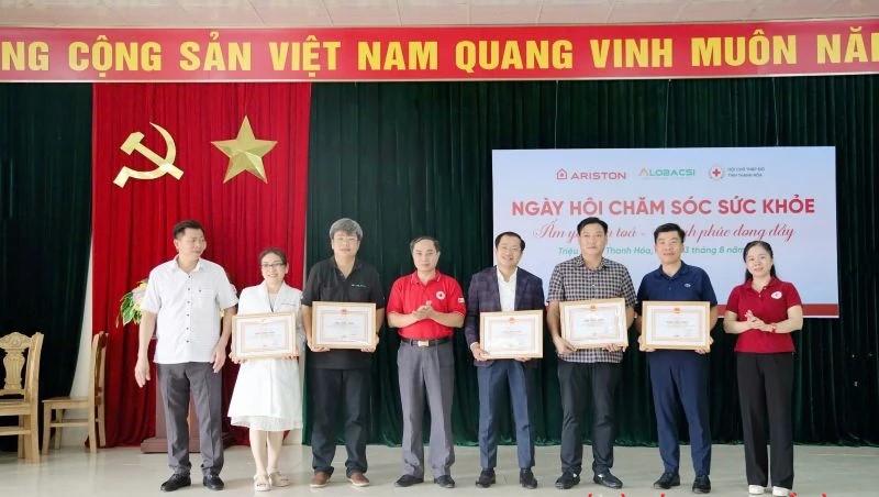 Hội CTĐ tỉnh đã trao chứng nhận cho các tập thể, cá nhân đóng góp tấm lòng vàng trong chương trình.