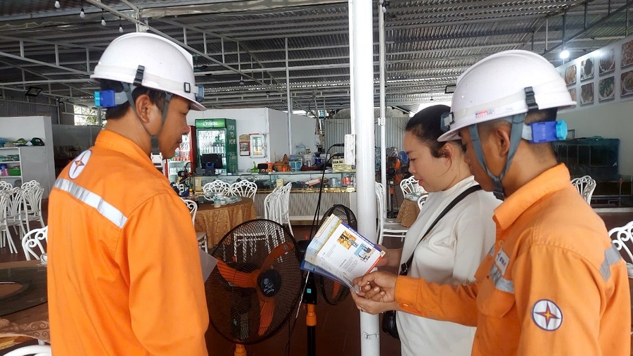 Đội Quản lý Điện lực khu vực Móng Cái hướng dẫn khách hàng sử dụng điện an toàn trong mùa mưa bão