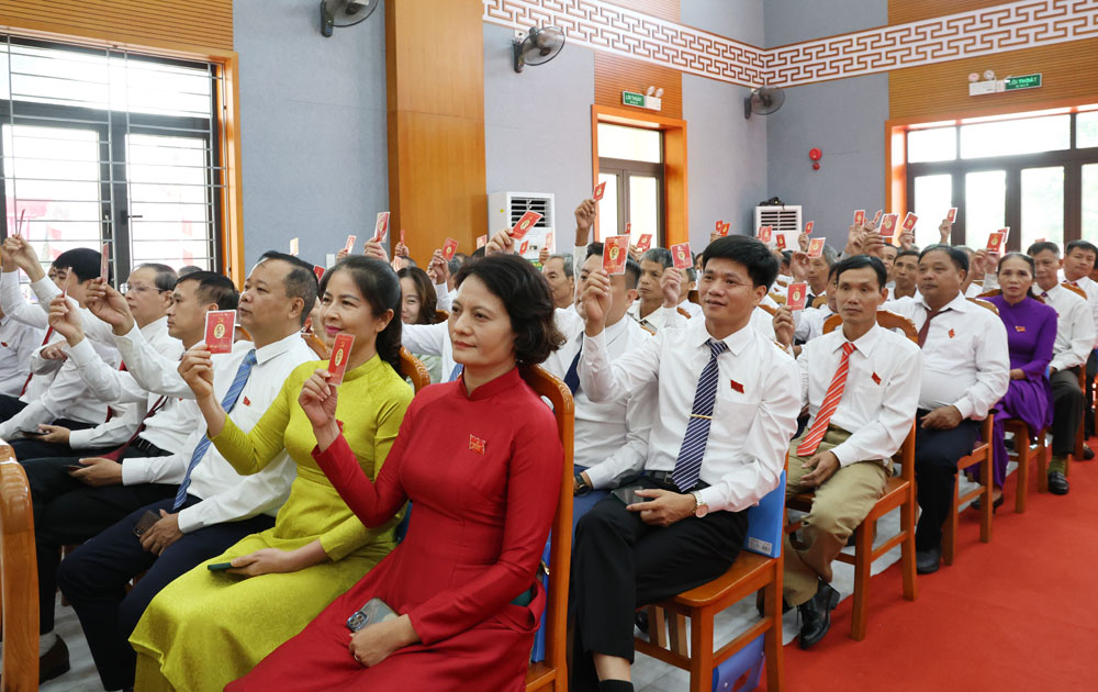 Các đại biểu biểu quyết thông qua Nghị quyết Đại hội.