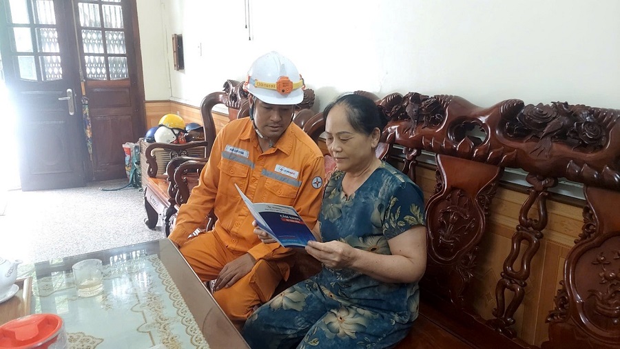 Công nhân Đội QLĐLKV Móng Cái tuyên truyền sử dụng điện an toàn