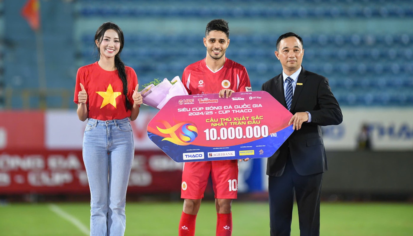 Ban tổ chức trao các phần thưởng cho cá nhân, tập thể có thành tích xuất sắc