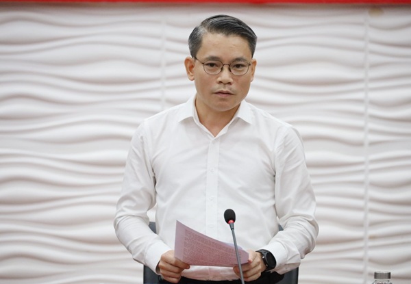 Đồng chí Nguyễn Xuân Nhẫn - Phó Bí thư Đảng ủy, Chủ tịch UBND phường Cam Đường phát biểu tại họp báo Đồng chí Nguyễn Xuân Nhẫn - Phó Bí thư Đảng ủy, Chủ tịch UBND phường Cam Đường phát biểu tại họp báo