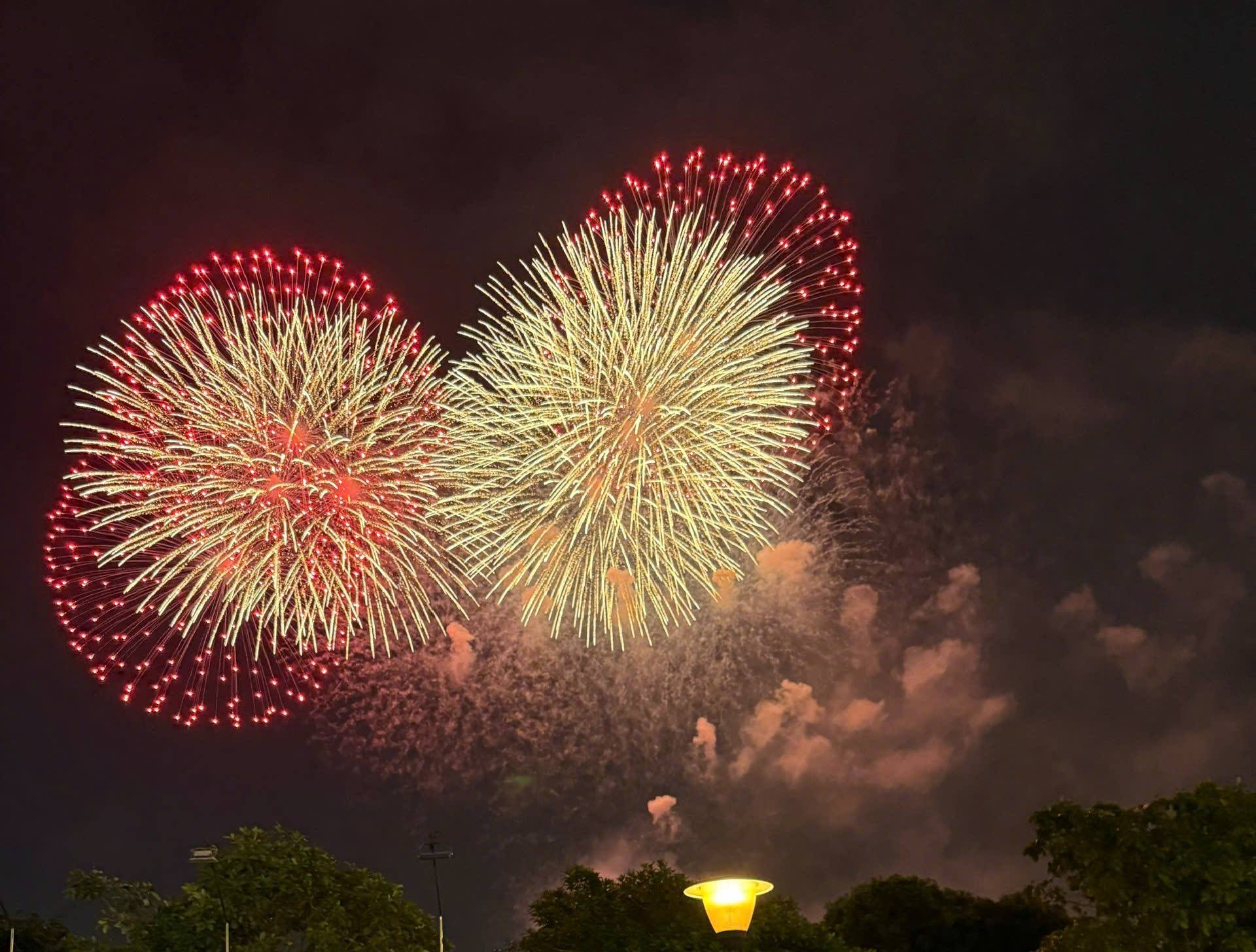 Bắn pháo hoa chào mừng 80 năm Cách mạng Tháng Tám và Quốc khánh 2/9