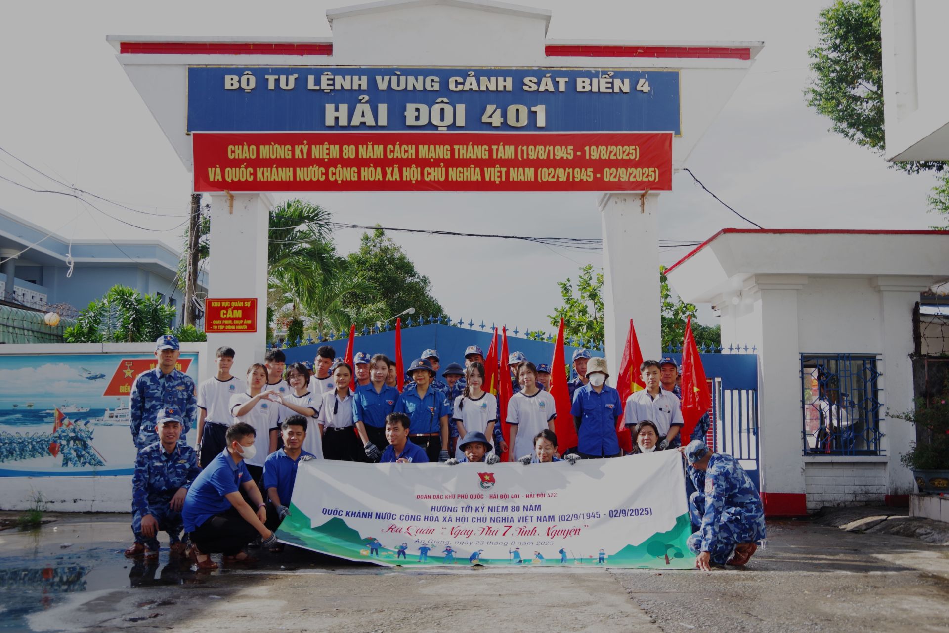 Cán bộ, chiến sĩ, đoàn TNCS HCM Đặc khu chụp ảnh lưu niệm