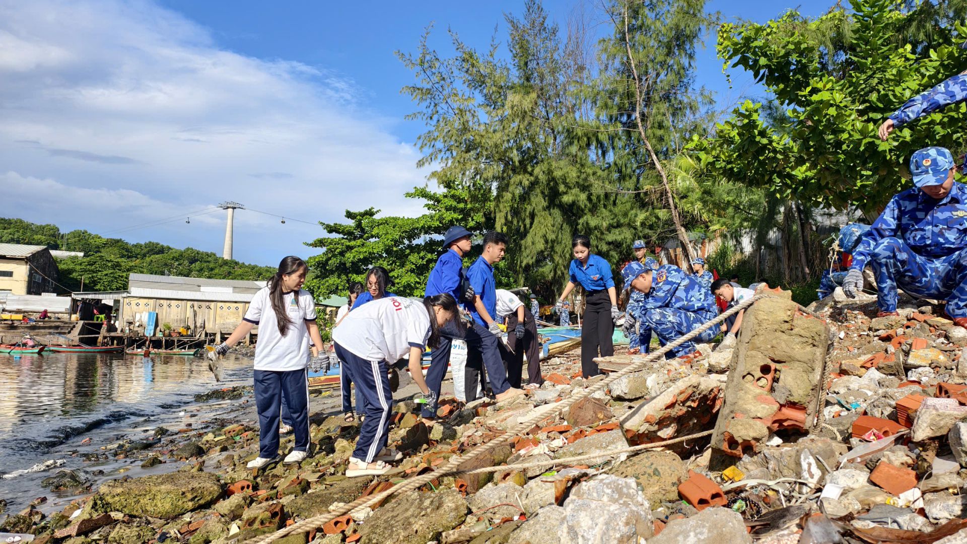Cán bộ, chiến sĩ, đoàn viên tổng dọn vệ sinh rác thải