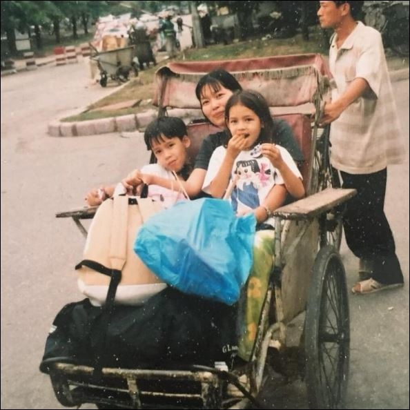 Line Papin cùng anh trai và mẹ trên xe xích lô ở Hà Nội, năm 2000. Ảnh: Liberation