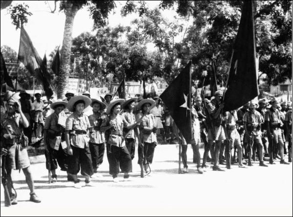 Năm 1945, những chiến sĩ trẻ mang theo cờ Việt Minh về đến Hà Nội. Ảnh: Liberation