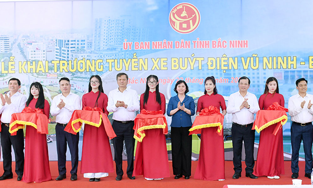 Các đại biểu cắt băng khai trương.