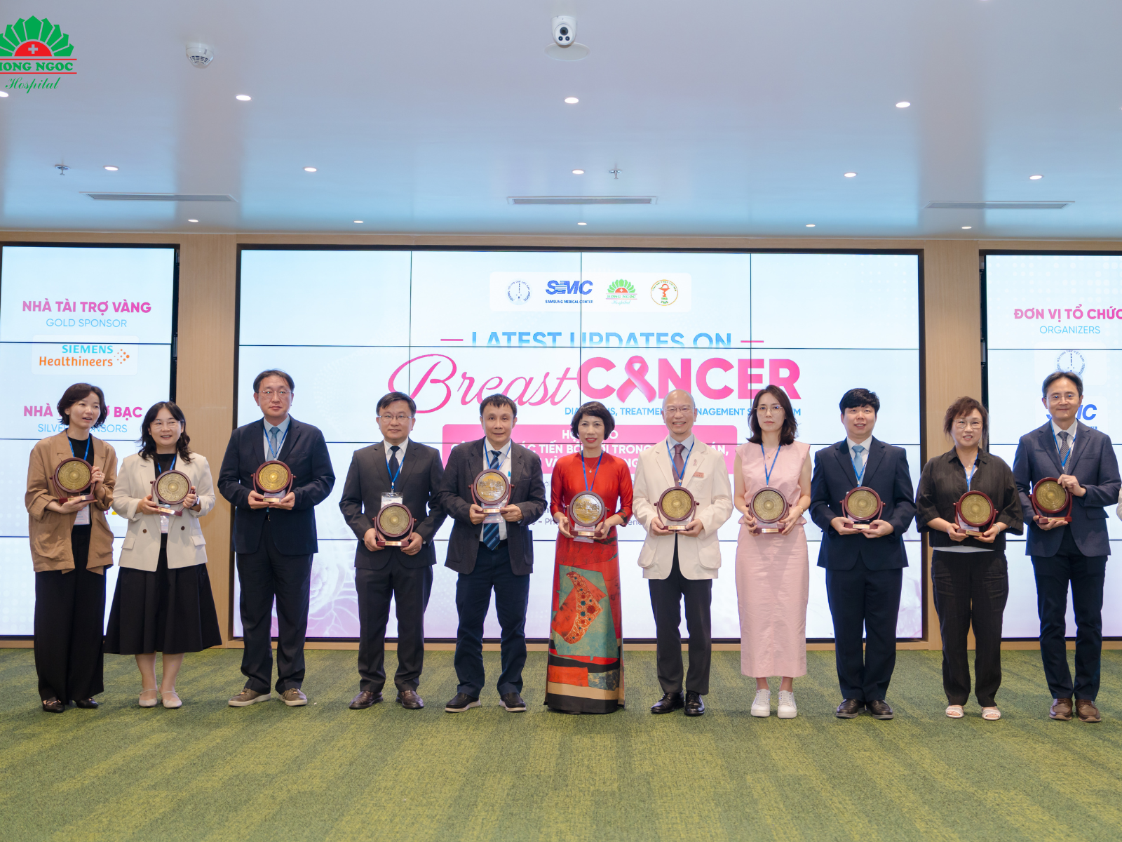 8 chuyên gia ung bướu từ Hàn Quốc cùng các bác sĩ Ung bướu đầu ngành tại Việt Nam đóng vai trò chủ tọa hội thảo.