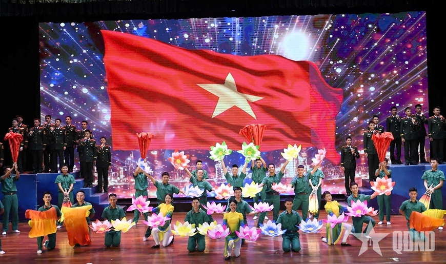 Tiết mục văn nghệ tại Hội thảo khoa học “Sức mạnh chính trị - tinh thần của Cách mạng Tháng Tám năm 1945 - Ý nghĩa đối với sự nghiệp xây dựng và bảo vệ Tổ quốc trong kỷ nguyên mới” do Trường Sĩ quan Chính trị chủ trì, phối hợp với Cục Tuyên huấn và Báo Quân đội nhân dân tổ chức, ngày 7-8-2025. Ảnh: TUẤN HUY Tiết mục văn nghệ tại Hội thảo khoa học “Sức mạnh chính trị - tinh thần của Cách mạng Tháng Tám năm 1945 - Ý nghĩa đối với sự nghiệp xây dựng và bảo vệ Tổ quốc trong kỷ nguyên mới” do Trường Sĩ quan Chính trị chủ trì, phối hợp với Cục Tuyên huấn và Báo Quân đội nhân dân tổ chức, ngày 7-8-2025. Ảnh: TUẤN HUY