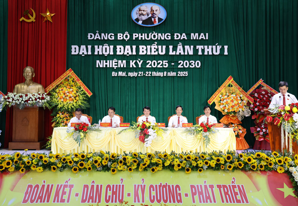 Đoàn Chủ tịch điều hành Đại hội.