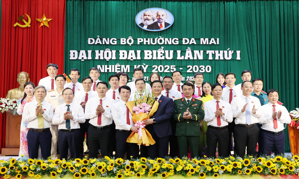 Đồng chí Vương Quốc Tuấn cùng các đại biểu tặng hoa, chúc mừng Ban Chấp hành Đảng bộ phường Đa Mai nhiệm kỳ 2025 - 2030.