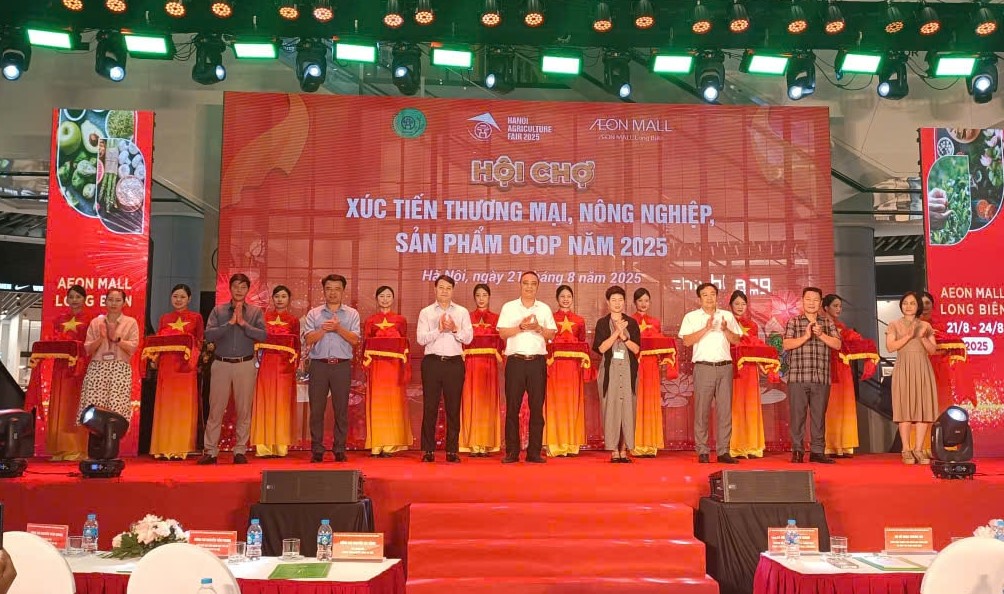 Các đại biểu khai mạc hội chợ. Ảnh: Nguyễn Phượng