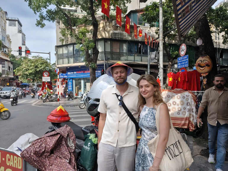 Anh Guham và bạn gái trên đường phố Hà Nội. (Ảnh: VĂN THỊNH)