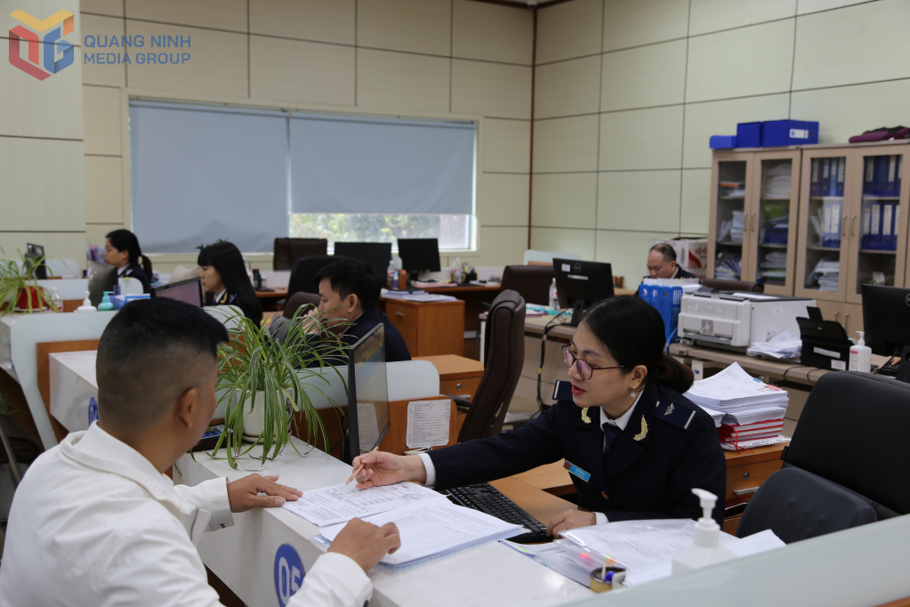 Hoạt động tại bộ phận thủ tục Hải quan CKQT Móng Cái. Hoạt động tại bộ phận thủ tục Hải quan CKQT Móng Cái.