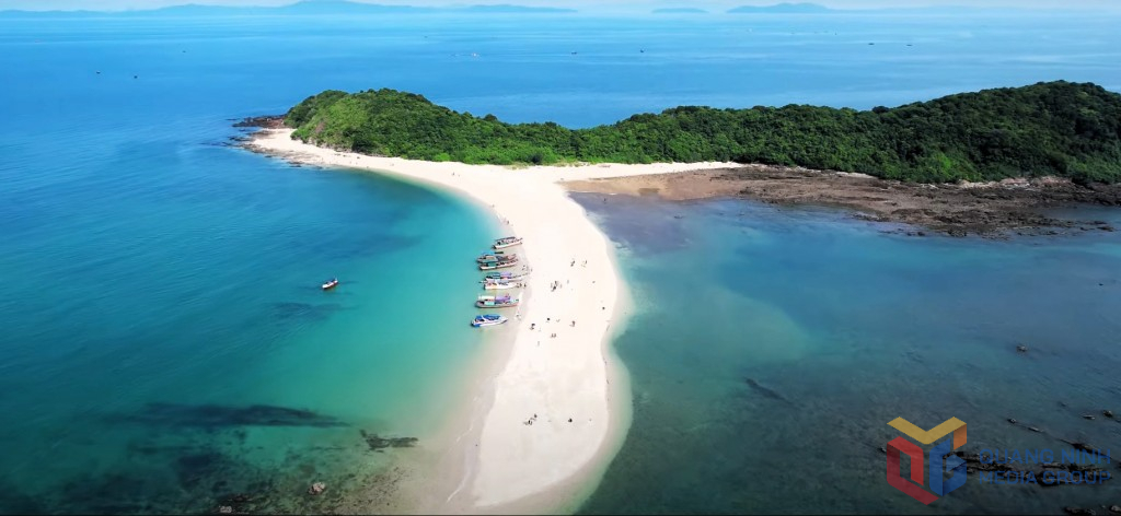 Mùa thu, biển Cô Tô xanh ngắt, hấp dẫn du khách.