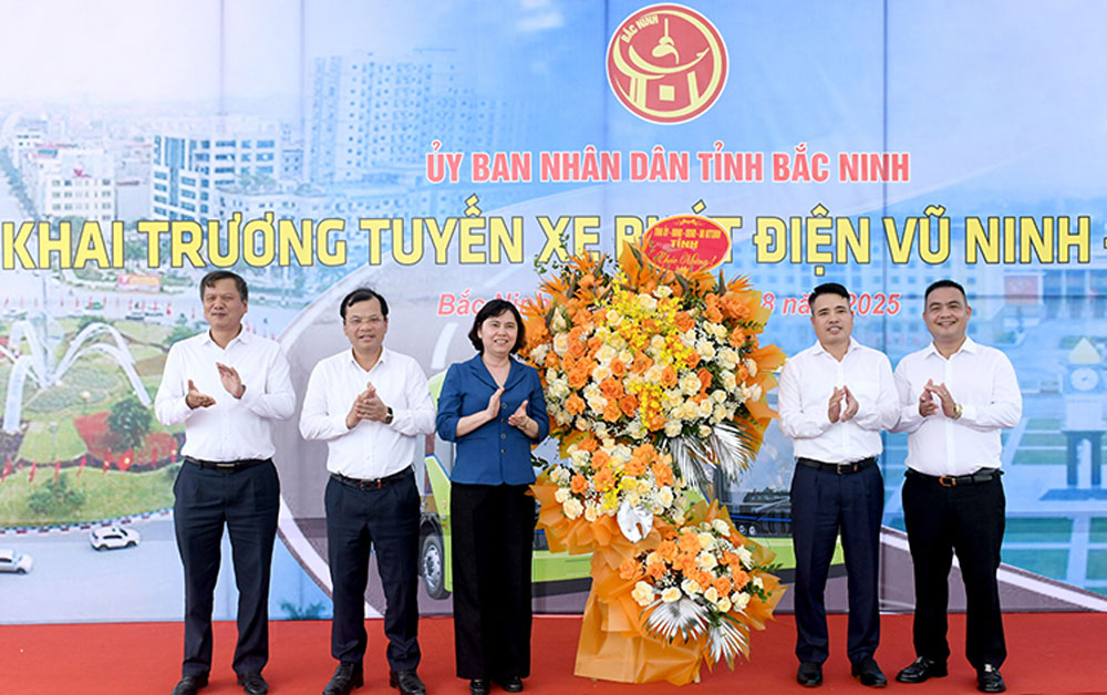 Các đồng chí: Trần Thị Hằng, Tạ Đăng Đoan, Phan Thế Tuấn và lãnh đạo Sở Xây dựng tặng hoa chúc mừng.