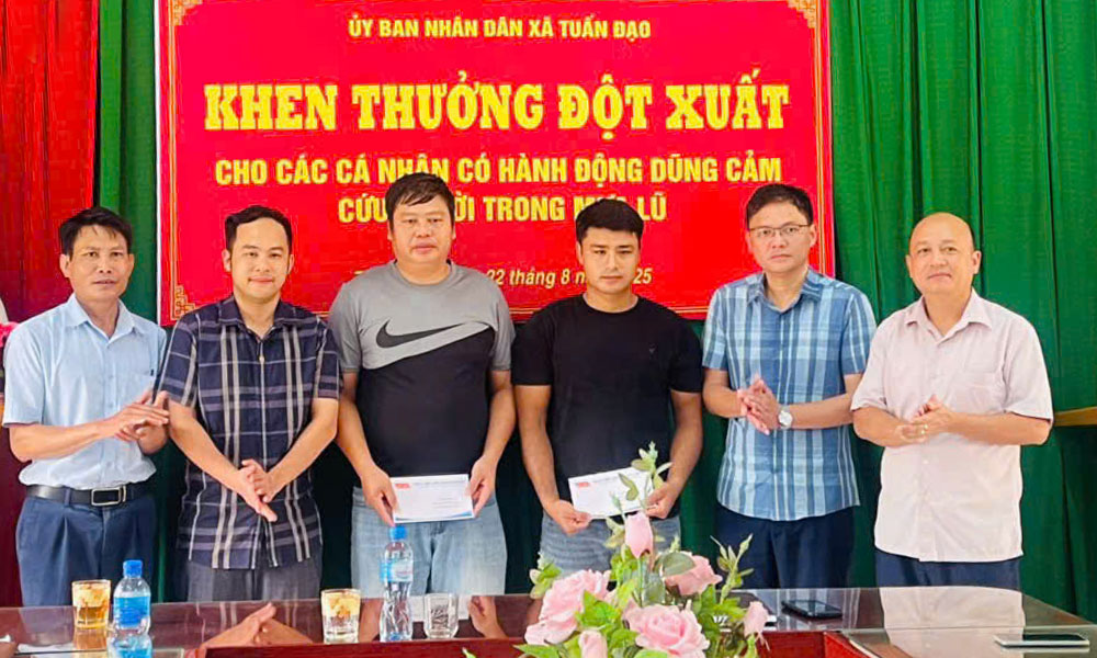Lãnh đạo xã Tuấn Đạo khen thưởng 2 dân quân dũng cảm cứu người. Lãnh đạo xã Tuấn Đạo khen thưởng 2 dân quân dũng cảm cứu người.