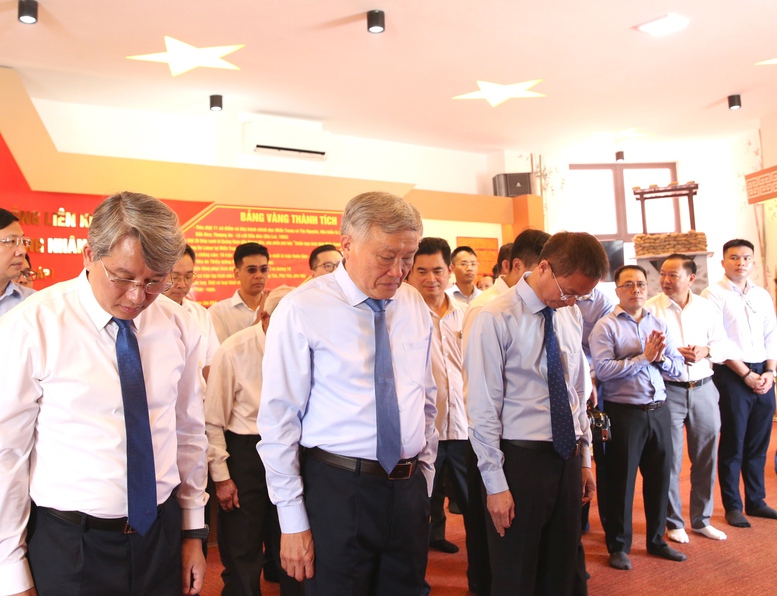 Phó Thủ tướng Thường trực Chính phủ Nguyễn Hòa Bình cùng lãnh đạo, đại diện một số bộ, ngành Trung ương và lãnh đạo tỉnh Khánh Hòa làm lễ dâng hương, dâng hoa tưởng niệm các anh hùng liệt sĩ tại Di tích Khu lưu niệm Chiến thắng Vườn Gòn - Đá Bàn - Ảnh: VGP/Nguyễn Hoàng Phó Thủ tướng Thường trực Chính phủ Nguyễn Hòa Bình cùng lãnh đạo, đại diện một số bộ, ngành Trung ương và lãnh đạo tỉnh Khánh Hòa làm lễ dâng hương, dâng hoa tưởng niệm các anh hùng liệt sĩ tại Di tích Khu lưu niệm Chiến thắng Vườn Gòn - Đá Bàn - Ảnh: VGP/Nguyễn Hoàng