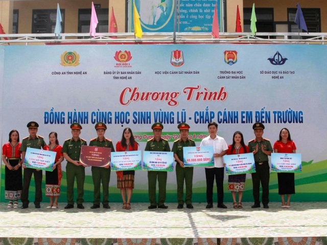 Ban tổ chức trao tặng kinh phí sửa chữa trường học. Ban tổ chức trao tặng kinh phí sửa chữa trường học.