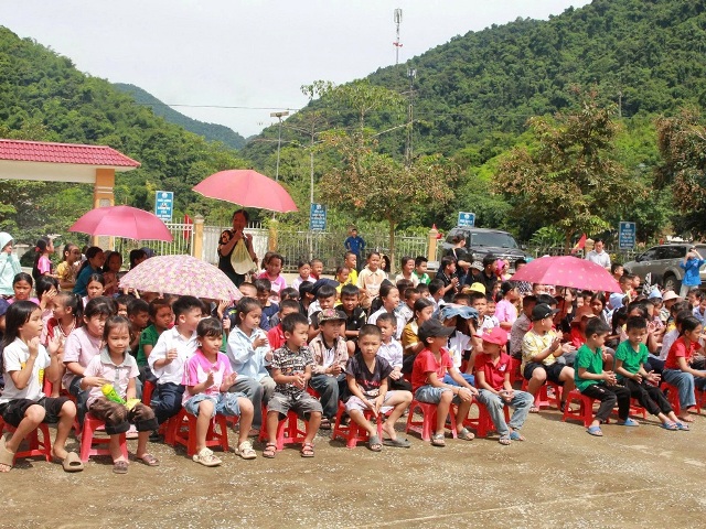 Đông đảo các em học sinh tham dự chương trình. Đông đảo các em học sinh tham dự chương trình.