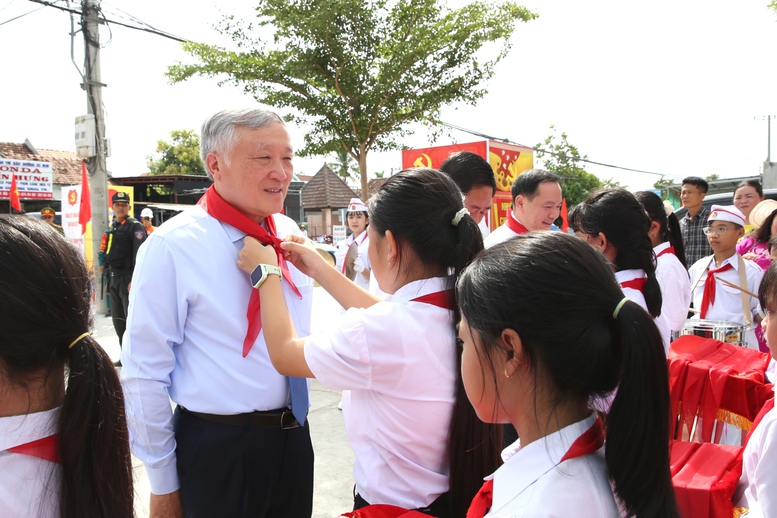 Các em học sinh đeo khăn quàng đỏ cho Phó Thủ tướng Thường trực Chính phủ Nguyễn Hòa Bình - Ảnh: VGP/Nguyễn Hoàng Các em học sinh đeo khăn quàng đỏ cho Phó Thủ tướng Thường trực Chính phủ Nguyễn Hòa Bình - Ảnh: VGP/Nguyễn Hoàng
