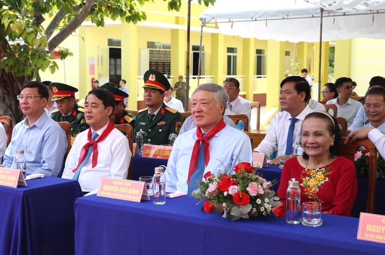 Phó Thủ tướng Thường trực Chính phủ Nguyễn Hòa Bình dự Lễ công bố Quyết định đổi tên Trường Tiểu học Ninh Sơn thành Trường Tiểu học Nguyễn Lựu - Ảnh: VGP/Nguyễn Hoàng Phó Thủ tướng Thường trực Chính phủ Nguyễn Hòa Bình dự Lễ công bố Quyết định đổi tên Trường Tiểu học Ninh Sơn thành Trường Tiểu học Nguyễn Lựu - Ảnh: VGP/Nguyễn Hoàng