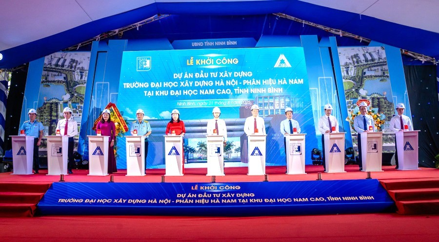 Các đại biểu thực hiện nghi thức ấn nút khởi công dự án