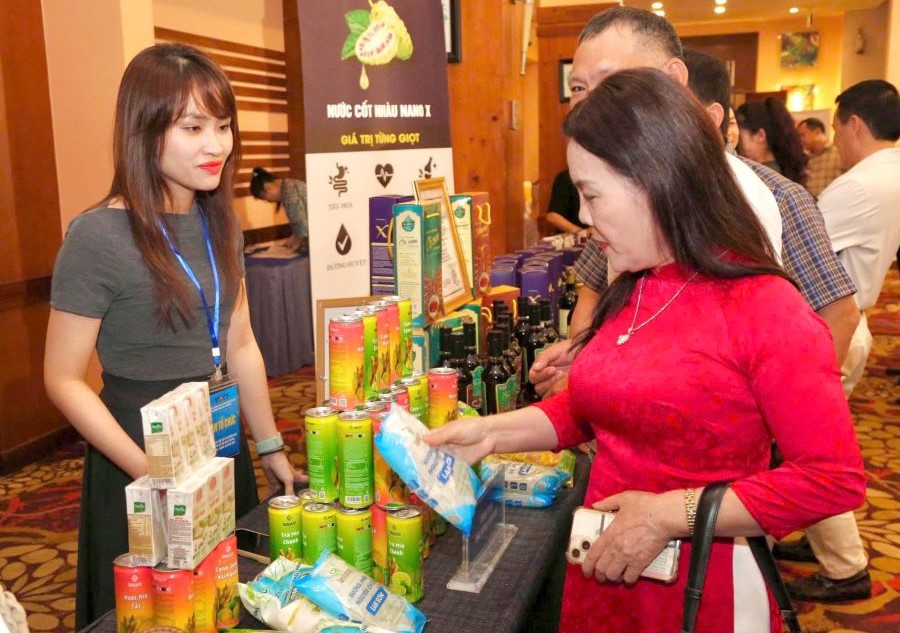 Các đại biểu tham quan gian hàng trưng bày sản phẩm, hàng hóa của tỉnh Thanh Hóa và Quảng Trị.