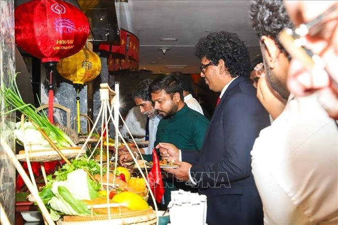 Các thực khách xếp hàng thưởng thức món ngon truyền thông Việt Nam. Ảnh: TTXVN phát