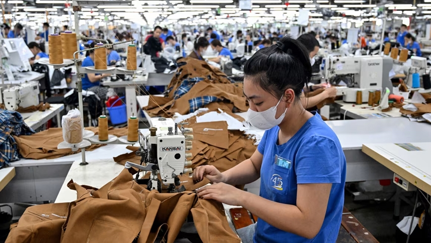 Công nhân làm việc tại một nhà máy may ở tỉnh Thái Nguyên. Ảnh: Getty Images Công nhân làm việc tại một nhà máy may ở tỉnh Thái Nguyên. Ảnh: Getty Images