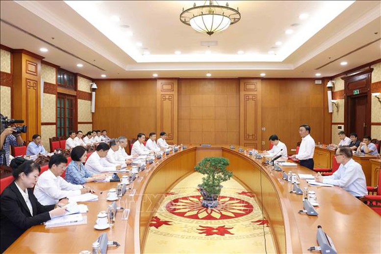 Tổ công tác số 4 của Bộ Chính trị, Ban Bí thư do đồng chí Trần Cẩm Tú, Uỷ viên Bộ Chính trị, Thường trực Ban Bí thư chủ trì, làm việc với Ban Thường vụ Thành ủy Đà Nẵng về công tác chuẩn bị Đại hội đại biểu Đảng bộ thành phố Đà Nẵng lần thứ XXIII, nhiệm kỳ 2025 - 2030, ngày 19/8- Ảnh: TTXVN