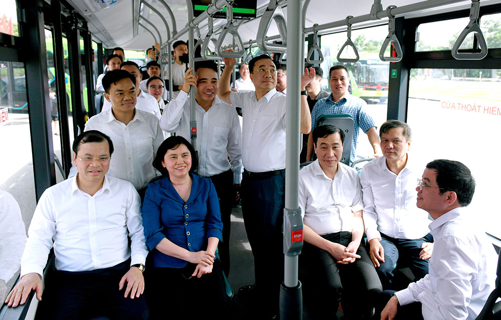 Các đồng chí lãnh đạo tỉnh và các đại biểu trải nghiệm xe buýt điện.