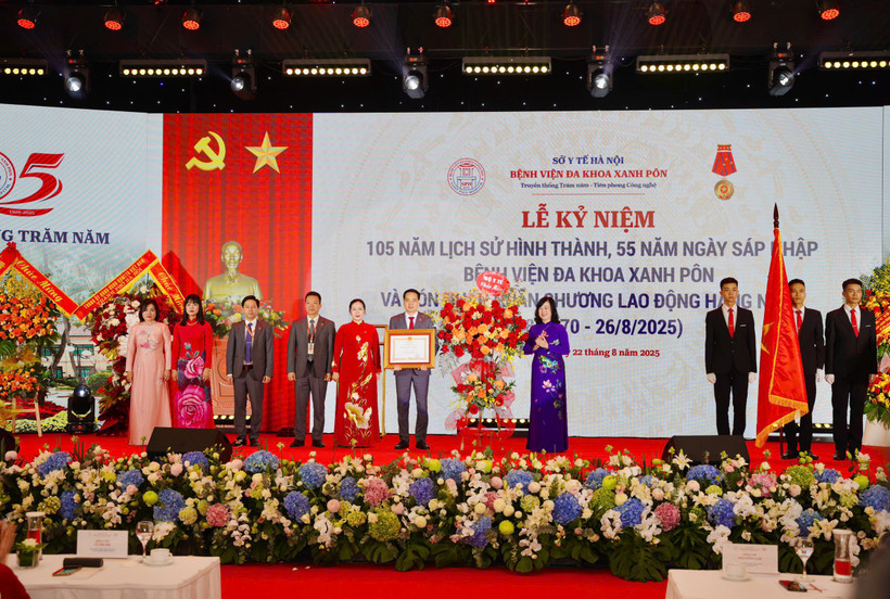 Bộ trưởng Y tế Đào Hồng Lan trao Huân chương Lao động hạng Nhất tặng Bệnh viện đa khoa Xanh Pôn (Ảnh: BVCC).