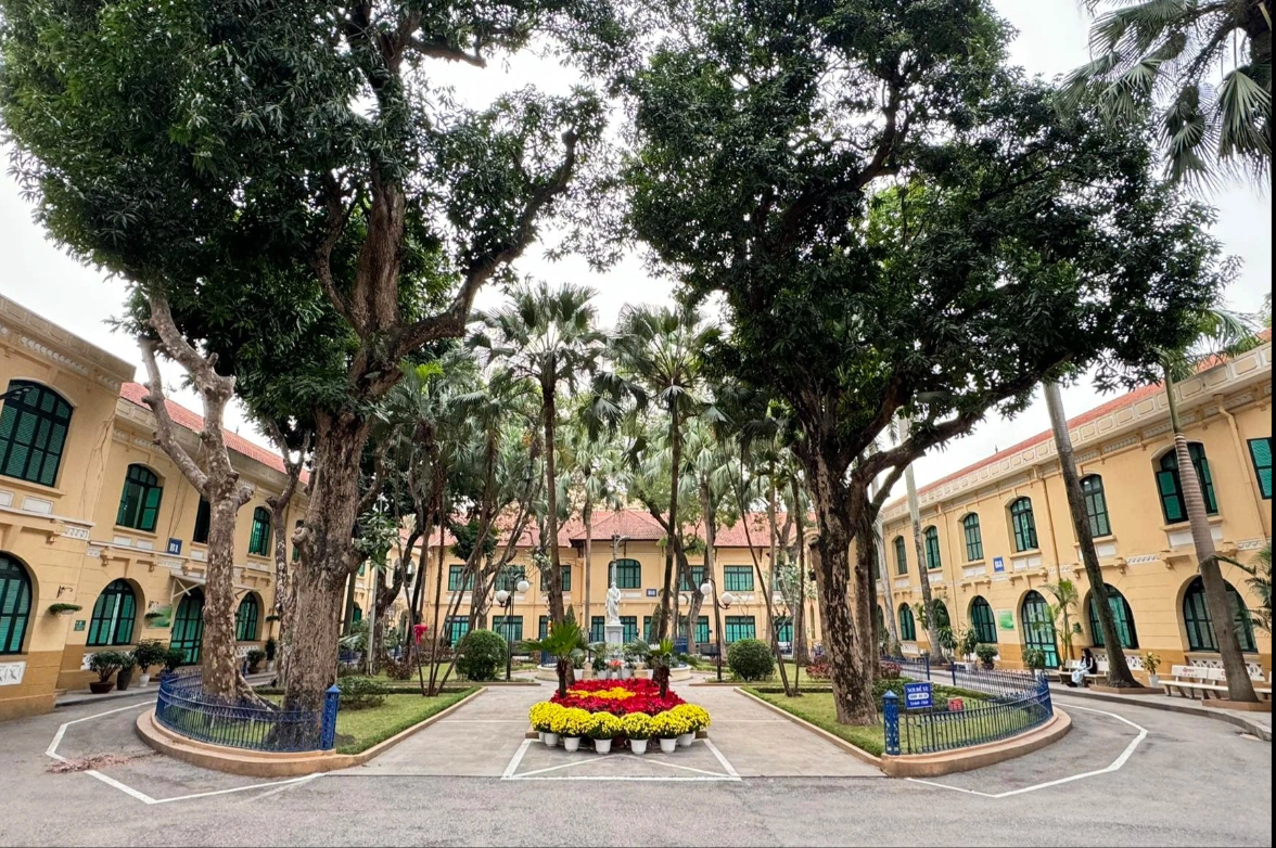 Nằm trên phố Chu Văn An, Bệnh viện Đa khoa Xanh Pôn có tên cũ là Bệnh viện Saint Paul de Chartres