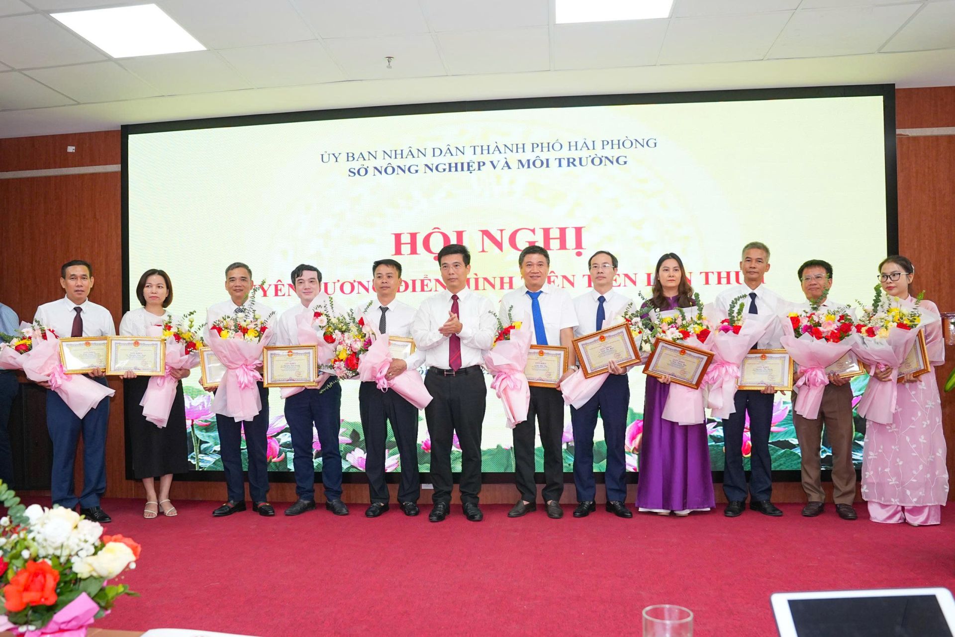 Các điển hình tiên tiến được biểu dương, khen thưởng. Các điển hình tiên tiến được biểu dương, khen thưởng.