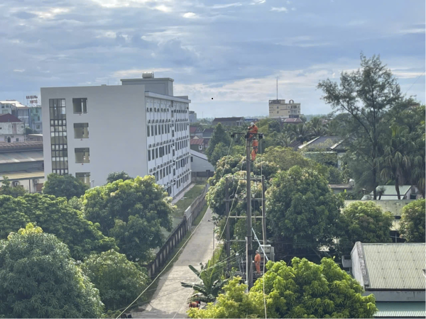 Đội QLVHLĐ Thành Sen xử lý khiếm khuyết trên lưới điện trước khi bão đổ bộ