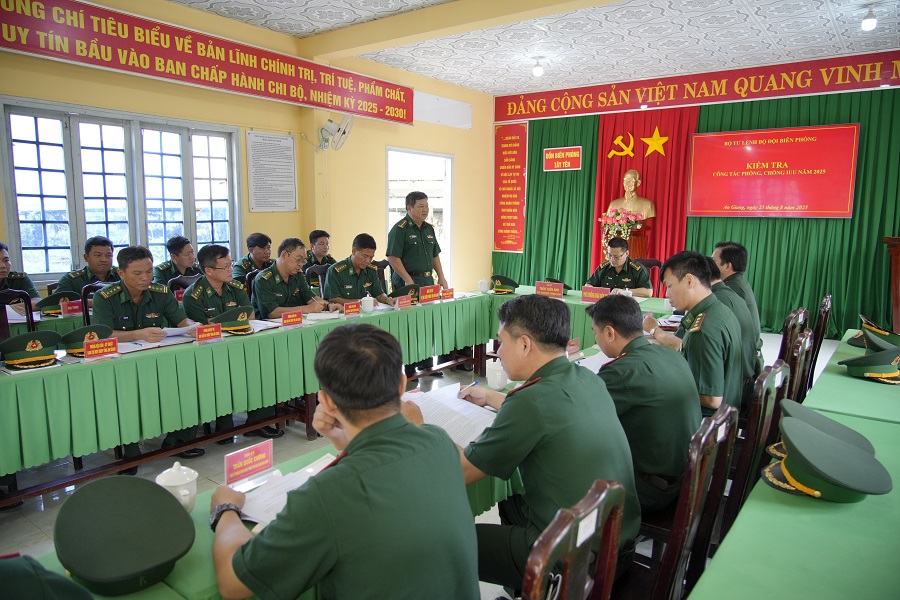 . Đại tá Phạm Văn Thắng, Phó Chỉ huy trưởng Bộ chỉ huy quân sự, Chỉ huy trưởng Ban chỉ huy Bộ đội Biên phòng tỉnh An Giang báo cáo tình hình phòng chống khai thác IUU của các đơn vị