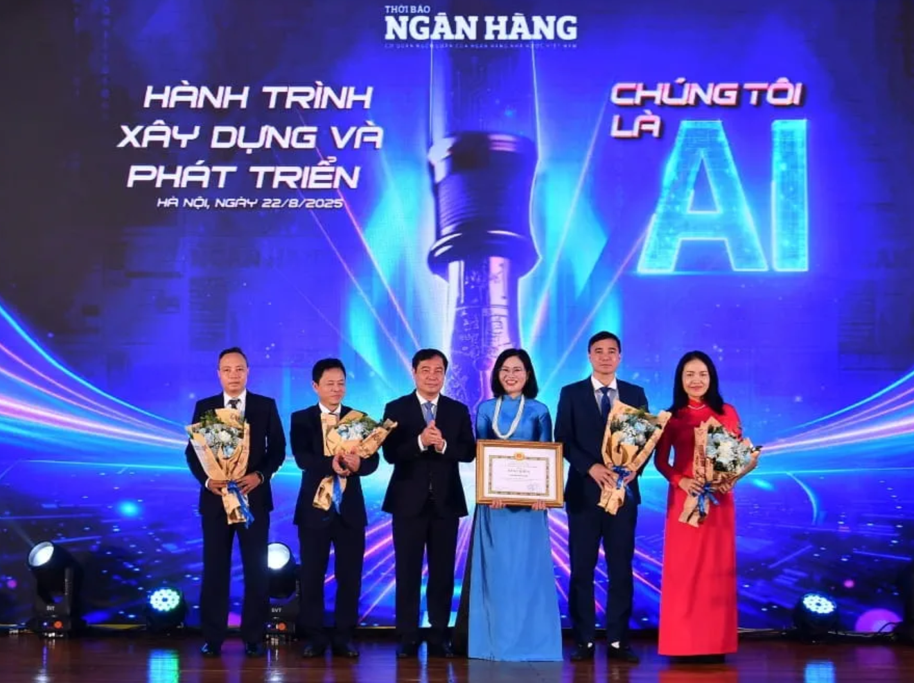 Đ/c Phan Xuân Thủy - Phó trưởng ban Ban Tuyên giáo và Dân vận Trung ương (thứ 3 từ trái sang) trao Bằng khen cho tập thể Thời báo Ngân hàng