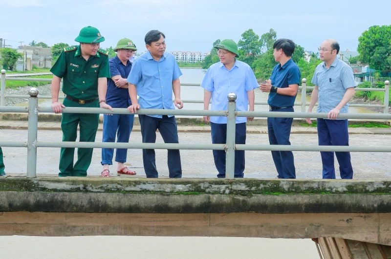 Thứ trưởng Bộ NN&MT Nguyễn Hoàng Hiệp cùng đoàn công tác kiểm tra thực tế cống tiêu thoát lũ Quảng Châu.