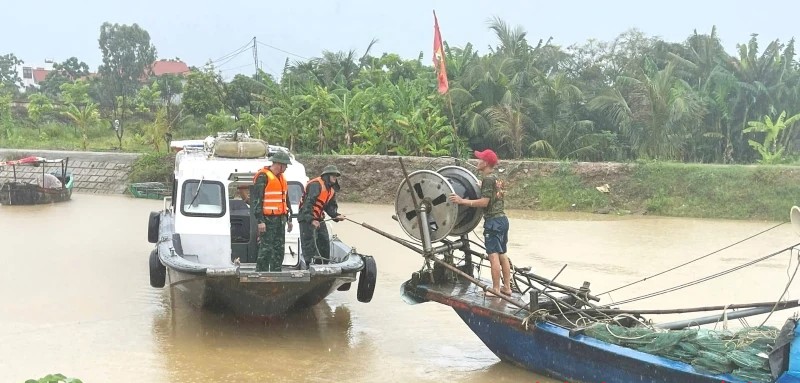 Lực lượng biên phòng hỗ trợ ngư dân gặp sự cố tàu thuyền. Lực lượng biên phòng hỗ trợ ngư dân gặp sự cố tàu thuyền.
