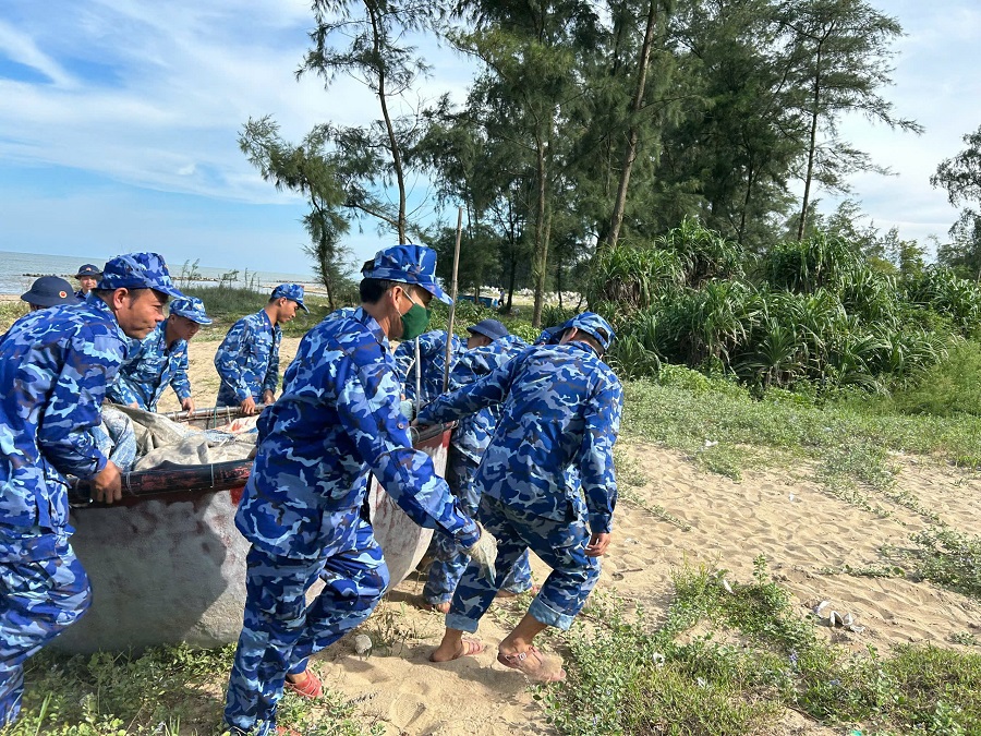Giúp ngư dân di chuyển thuyền thúng, ngư cụ đến nơi an toàn