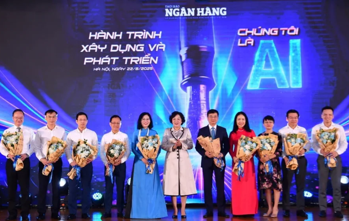 Đ/c Nguyễn Thị Hồng - Ủy viên Ban Chấp hành Trung ương Đảng, Bí thư Đảng ủy NHNN, Thống đốc NHNN Việt Nam (thứ 6 từ trái sang) chúc mừng Hội đồng Biên tập Tạp chí Ngân hàng, đồng chí Lê Quang Vinh - Phó Bí thư Đảng ủy, Thành viên HĐQT, Tổng Giám đốc Vietcombank (ngoài cùng bên trái) tham gia Hội đồng Biên tập Tạp chí Ngân hàng