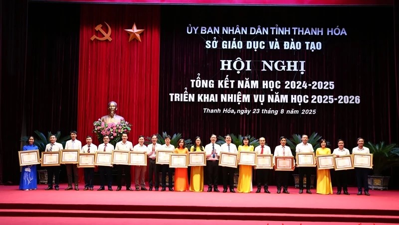 Phó Chủ tịch UBND tỉnh Đầu Thanh Tùng và đại diện lãnh đạo Sở GD&ĐT tỉnh tặng Bằng khen của Thủ tướng Chính phủ cho các tập thể và cá nhân.